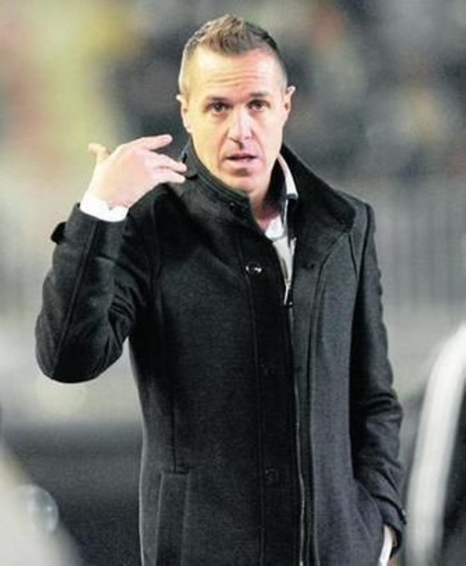 Pablo Villa llama a uno de sus suplentes para hacer un cambio en el partido de ayer.