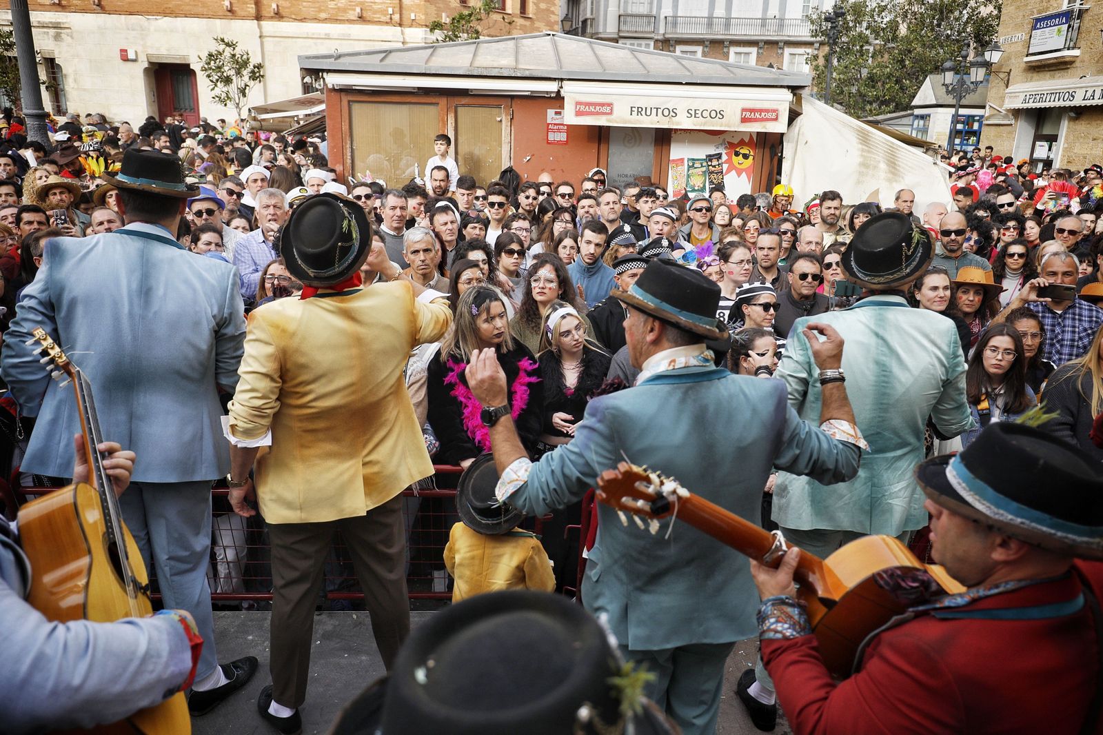 Carnaval de Cádiz 2023: Un sábado de batalla de coplas, en imágenes
