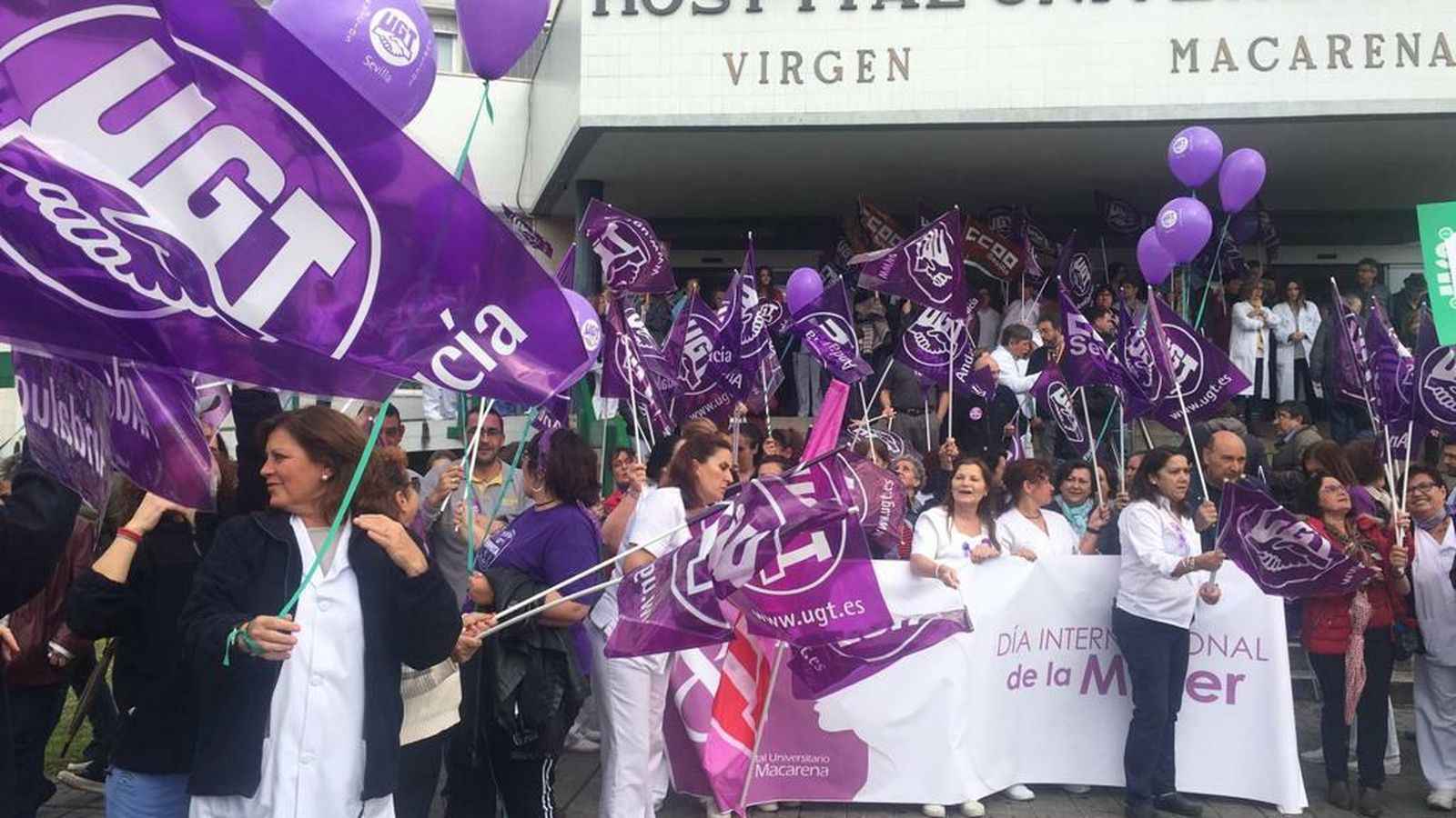 Trabajadores del Hospital Virgen Macarena concentrados ante las puertas del centro, durante los paros.