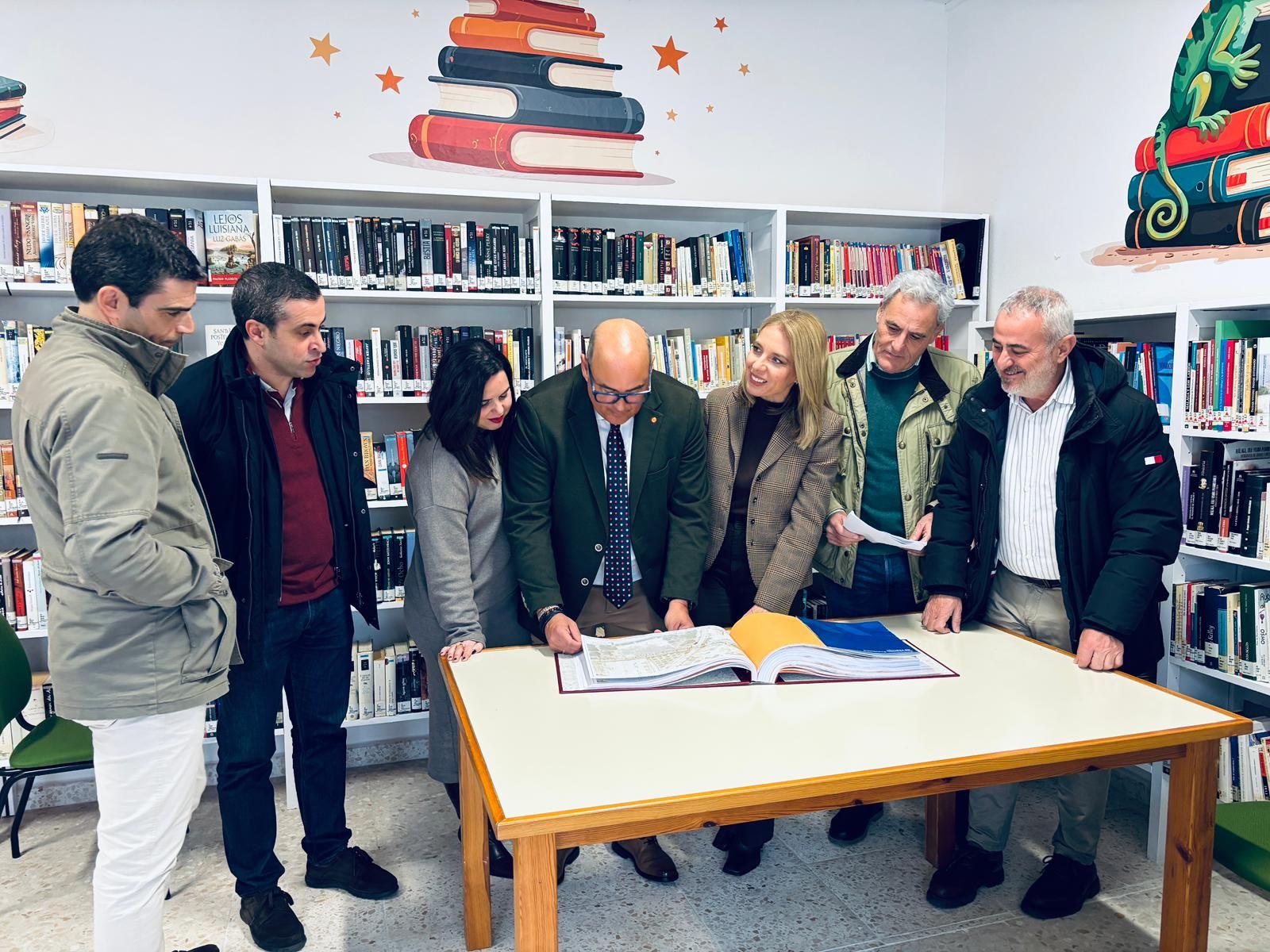 Alcalde de Vélez-Málaga, Jesús Lupiáñez, junto a Maria Nieves Atencia, diputada de Fomento e Infraestructuras en la presentación del inicio de las obras en el Arroyo de la Moneda