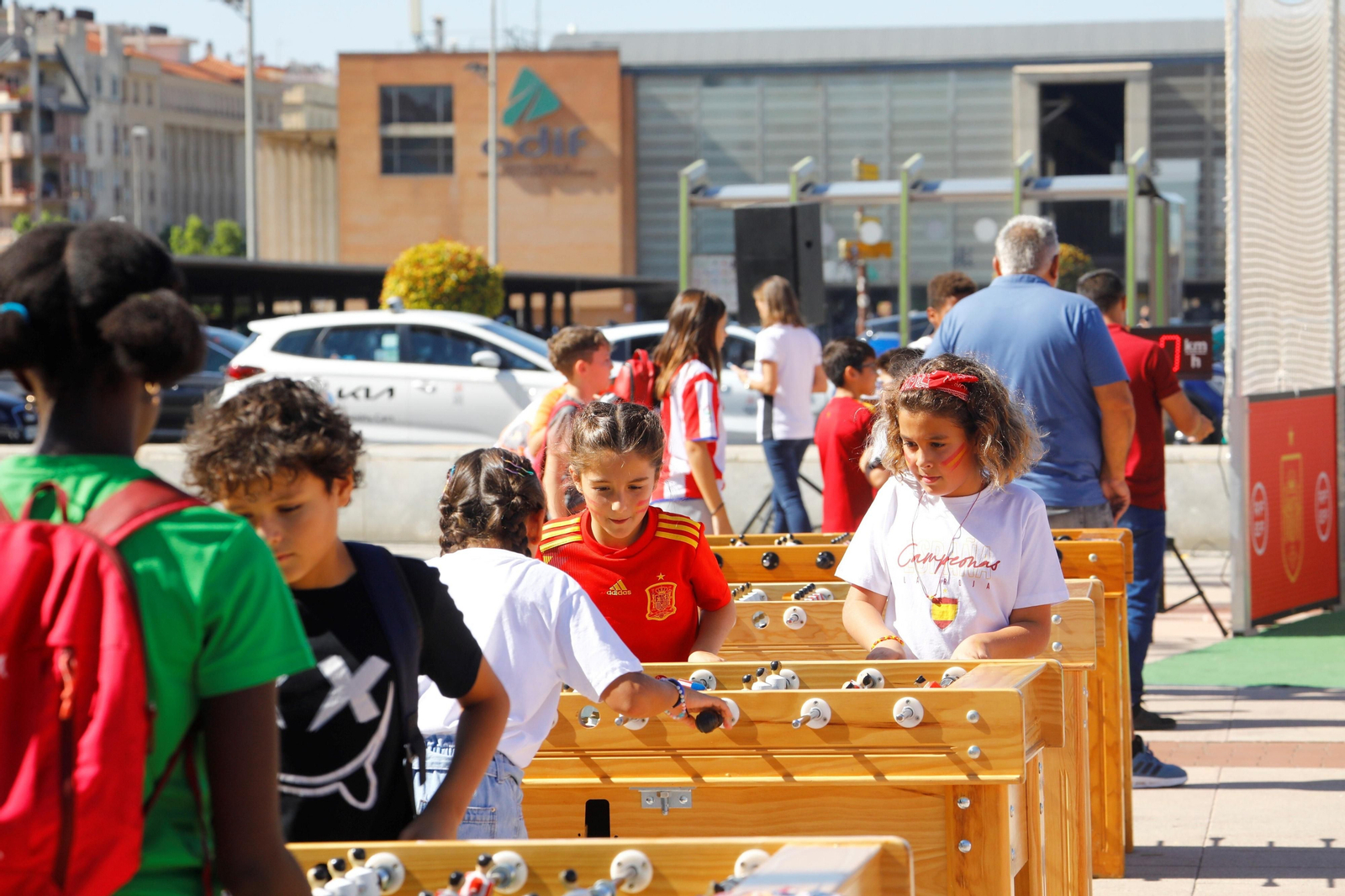 Córdoba se divierte en la 'Fan Zone' previa al partido de España ante Suiza, en imágenes
