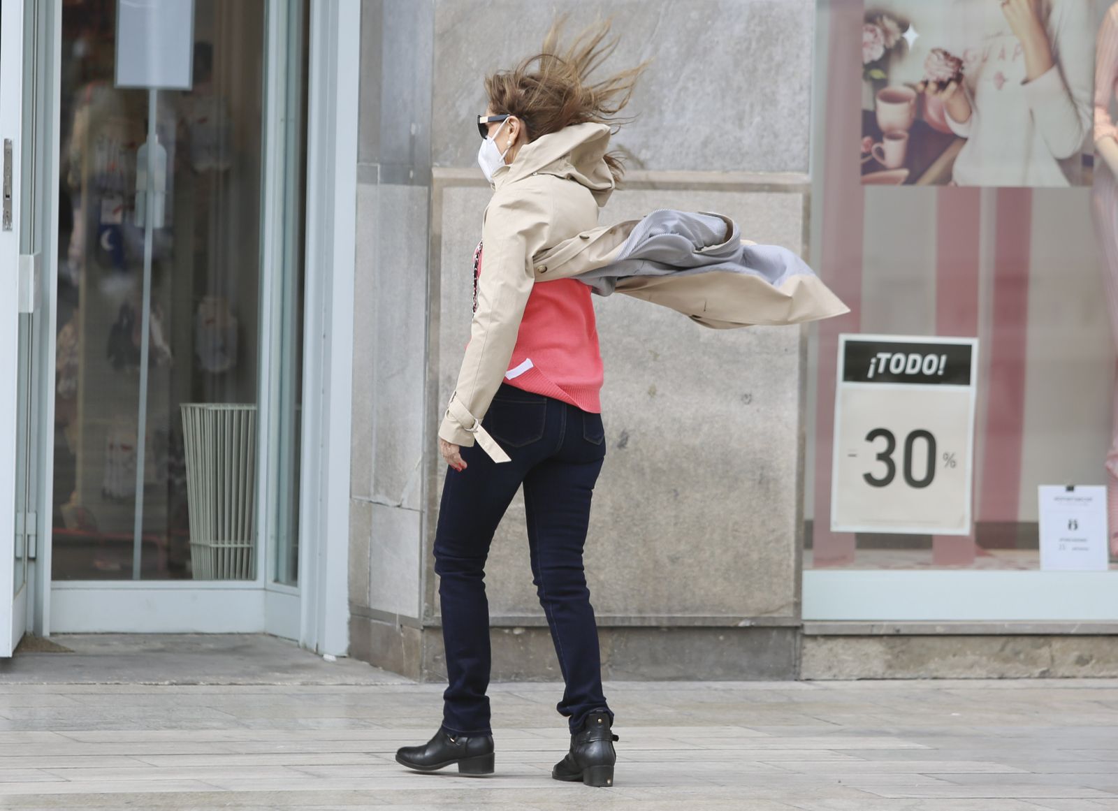 Viento, olas y surfistas para iniciar el fin de semana