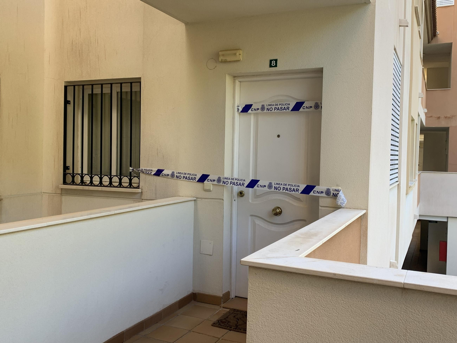 La puerta de la vivienda de Adela precintada.