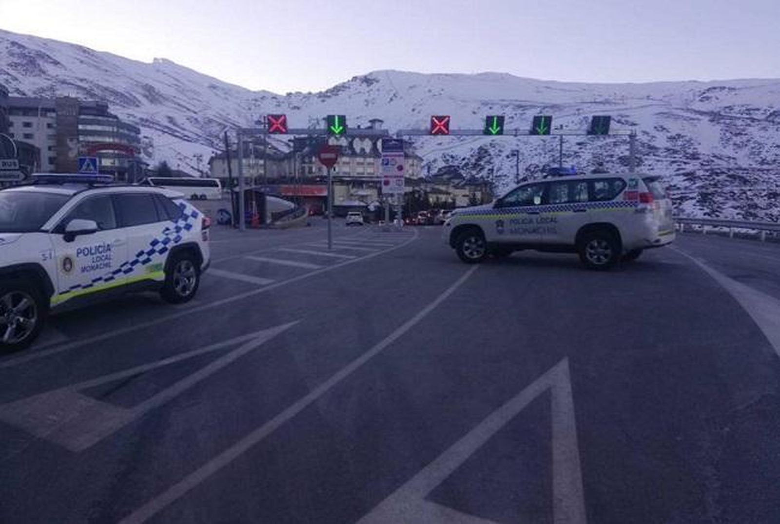 Controles en Sierra Nevada para comprobar que los esquiadores tienen el salvoconducto de un forfait