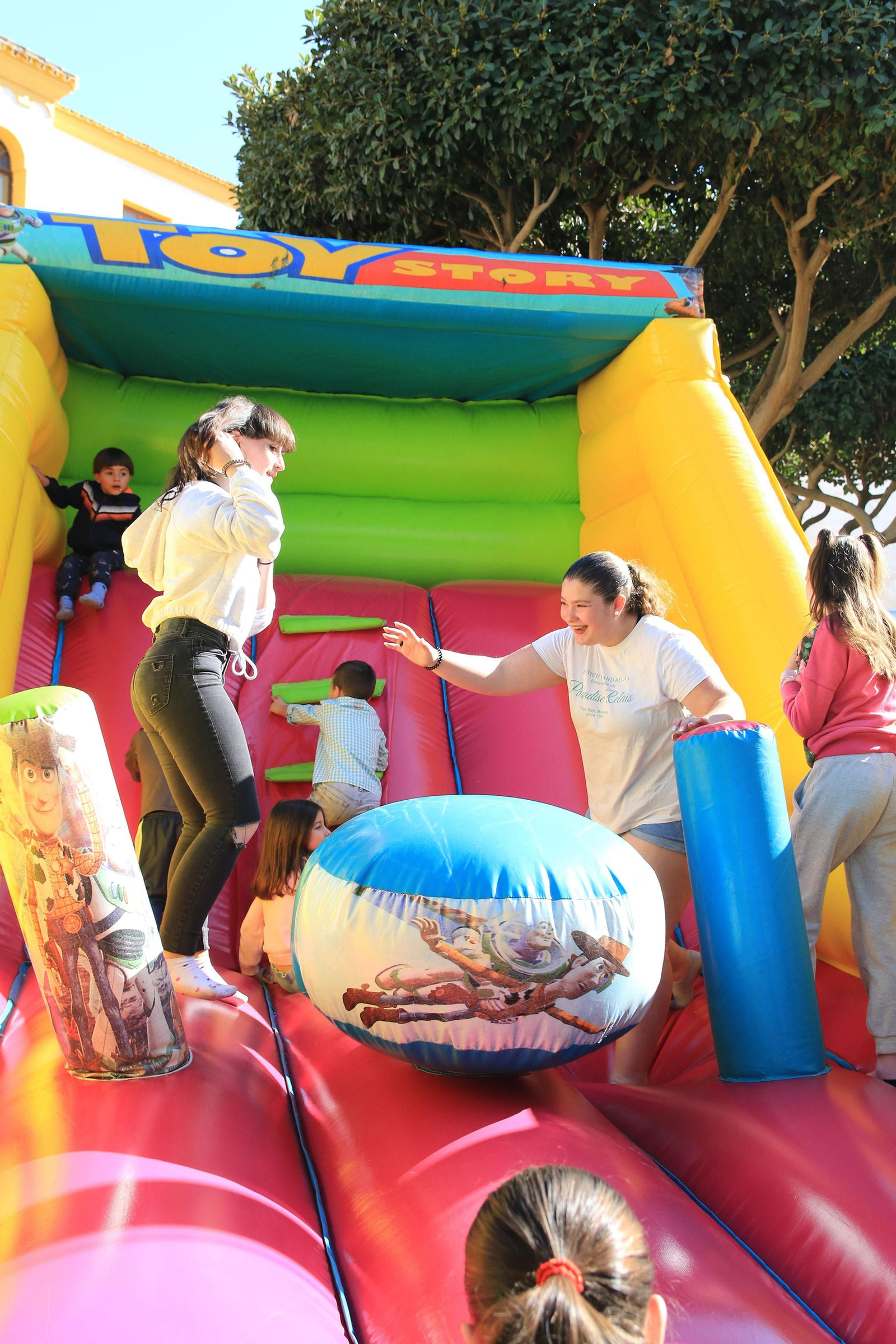 Los niños se divierten en las fiestas de Canjáyar