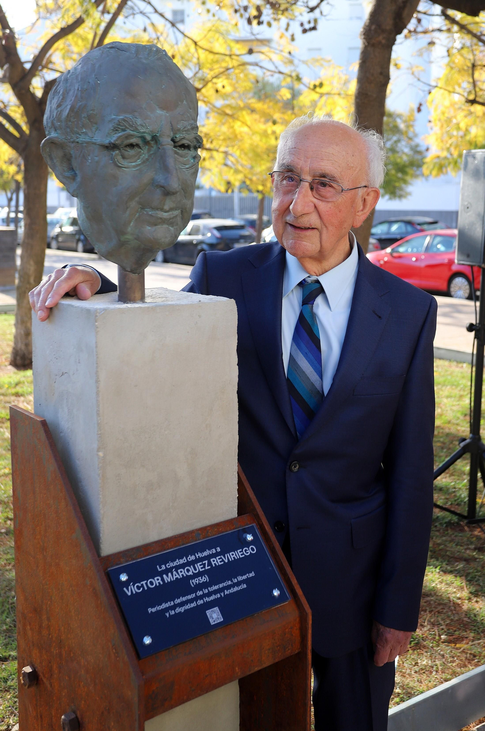 Víctor Márquez Reviriego posa con su busto este viernes.