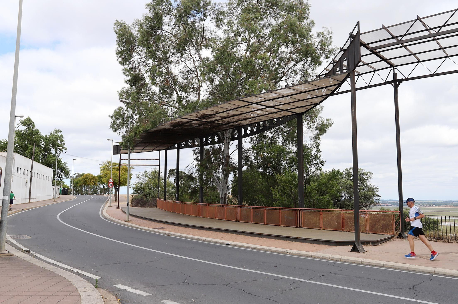 Imágenes de la suciedad, deterioro y abandono de los miradores del Conquero