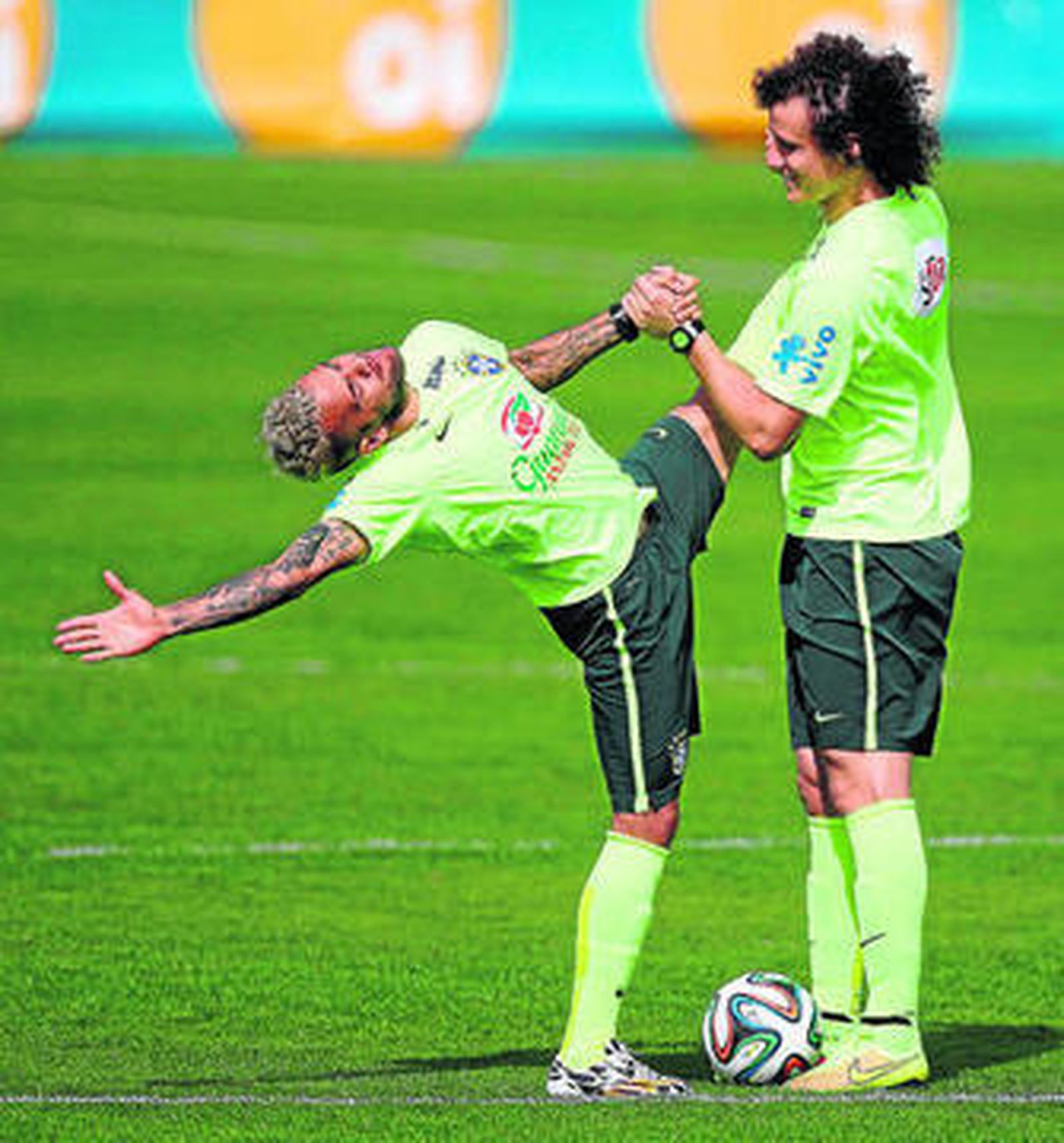 David Luiz y Daniel Alves, durante la última sesión previa al partido de semifinales ante Alemania.