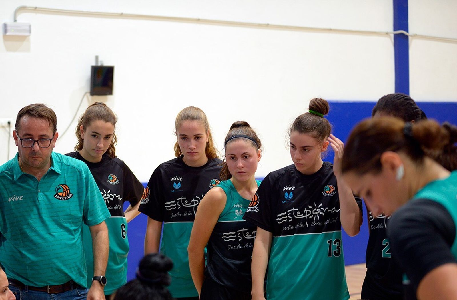 El banquillo del Estepona.