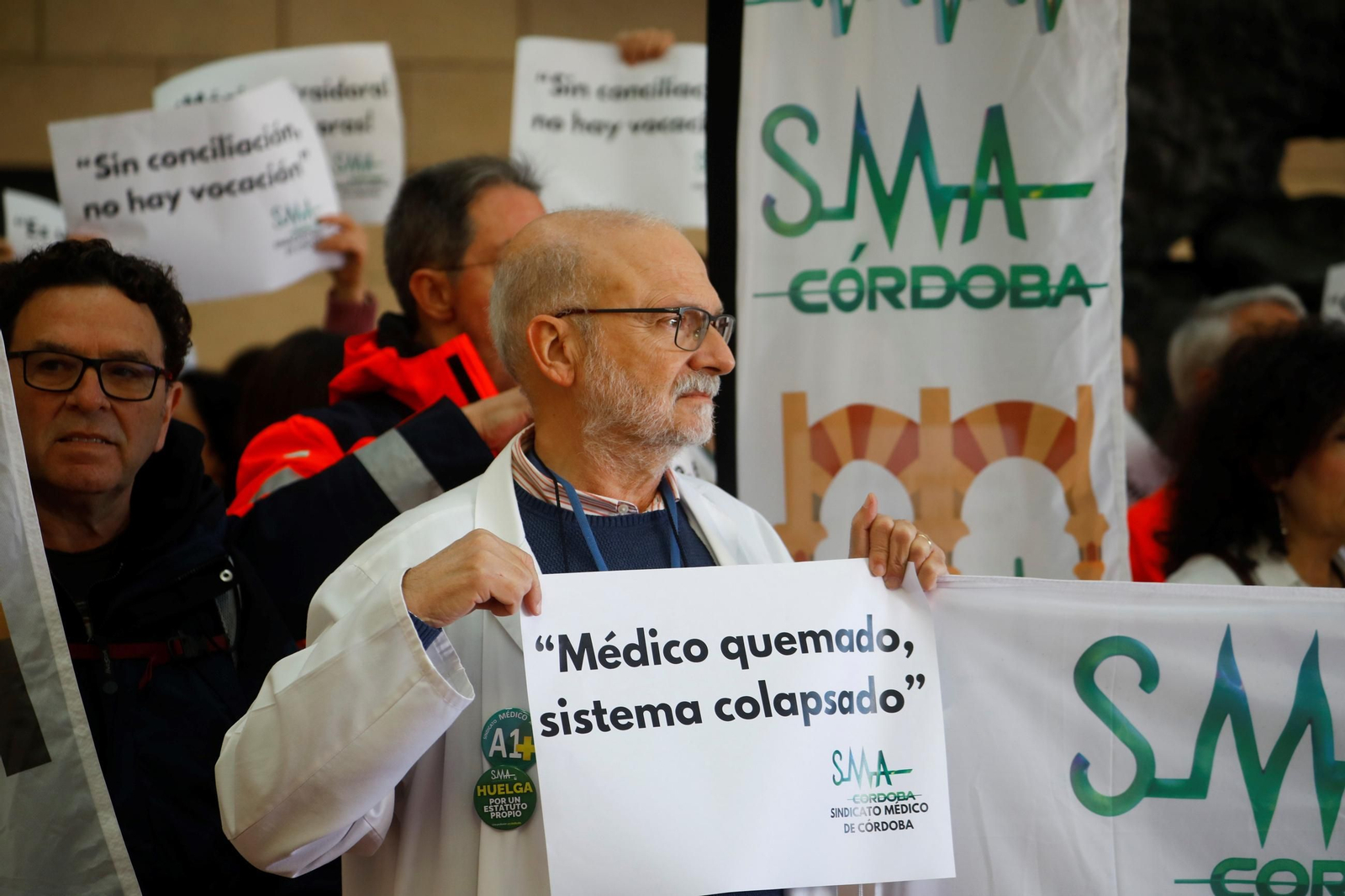 La concentración por la huelga de médicos en Córdoba contra el Estatuto Marco, en imágenes