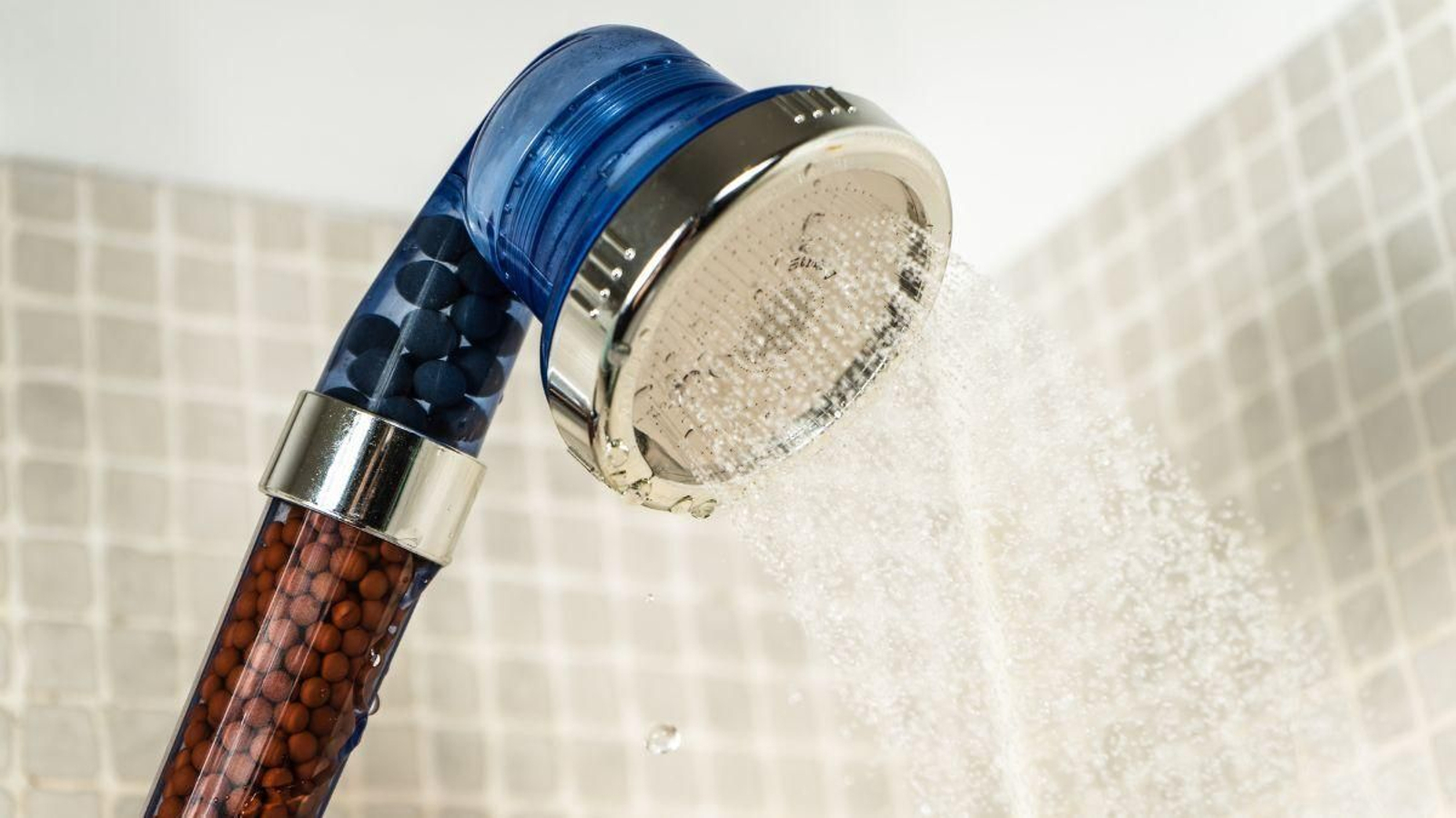 Alcachofas de ducha iónicas: qué son y qué beneficios tienen