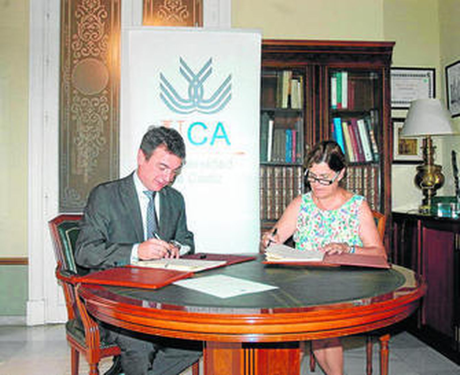 Eduardo González Mazo y Concepción Mejías firmando el acuerdo.