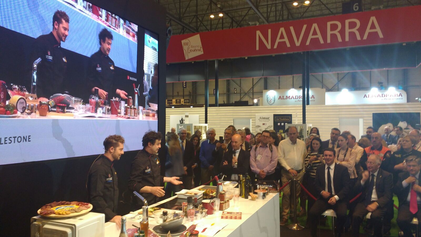 David Bisbal y Pepe Rodríguez con los productos de la tierra.
