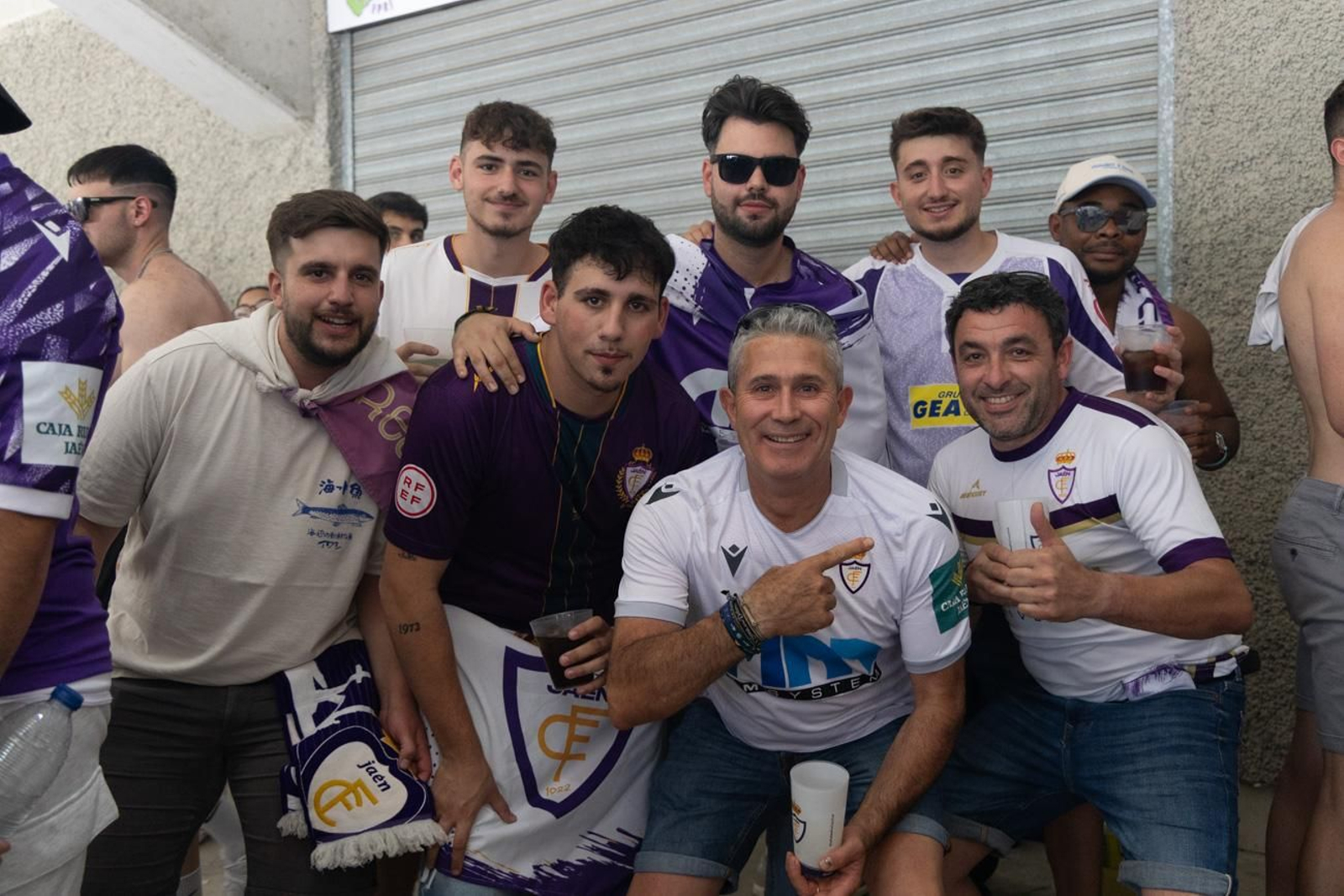 El épico recibimiento de la afición lagarta al Real Jaén, en imágenes