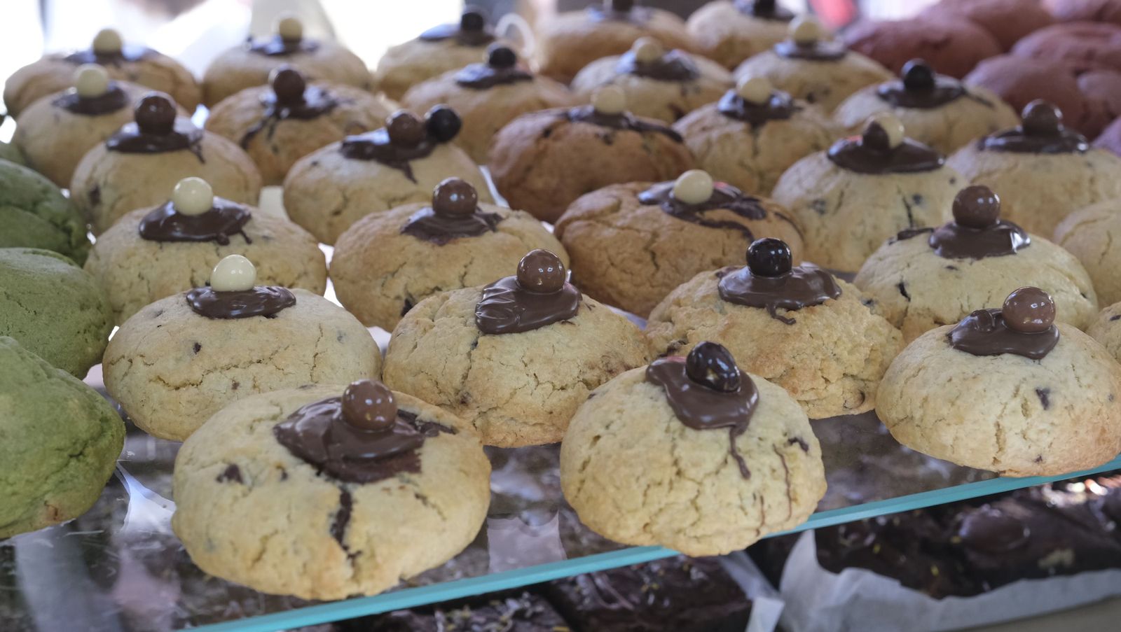 Colas interminables y tartas a un euro: la mejor 'cheesecake' de Almería conquista el centro de la ciudad