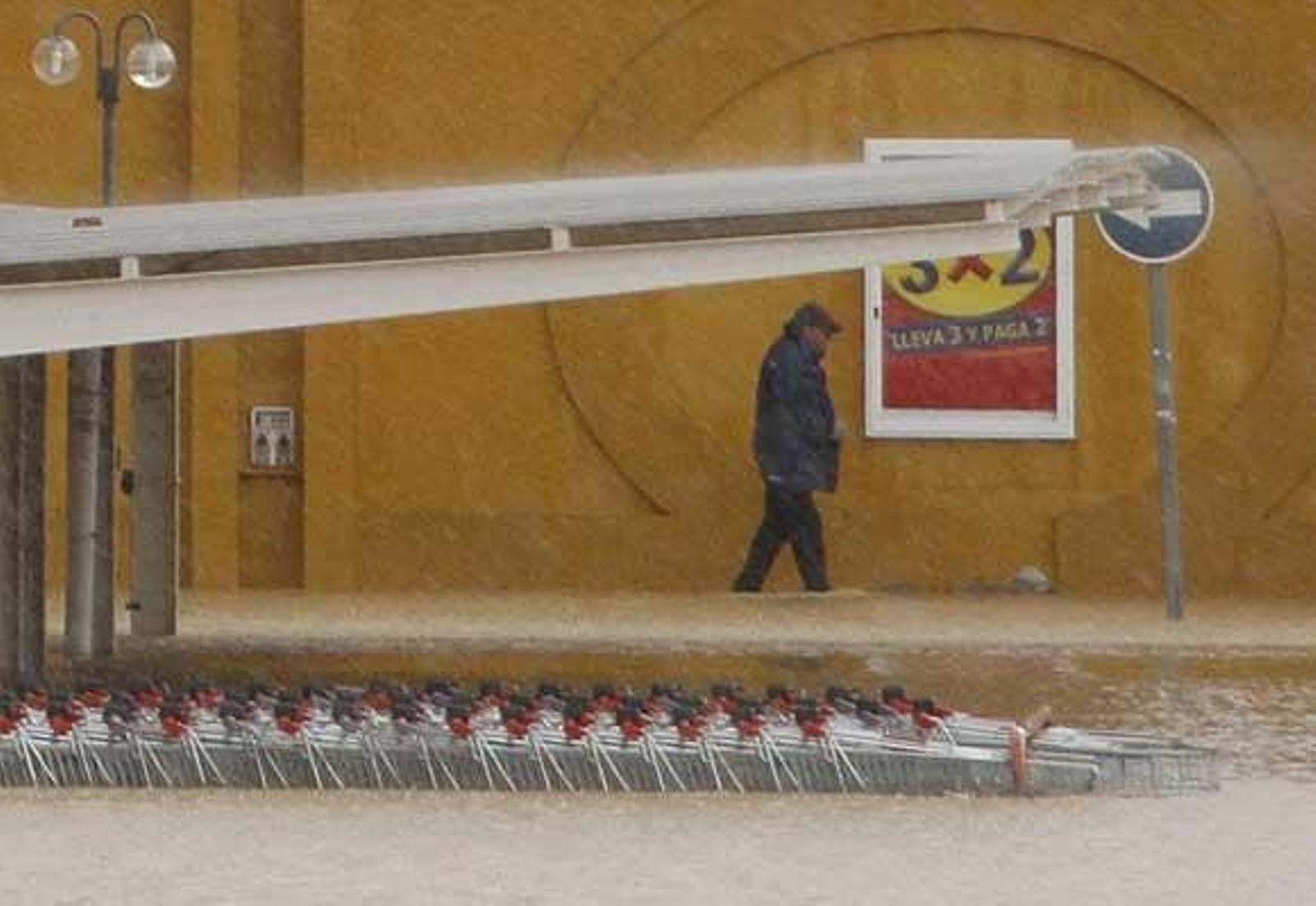 La intensa lluvia caída durante el fin de semana obligó a cortar el tráfico de acceso a Chiclana. En San Fernando, el agua alcanzó el metro de altura en la Venta de Vargas.

Foto: Sonia Ramos-Elias Pimentel