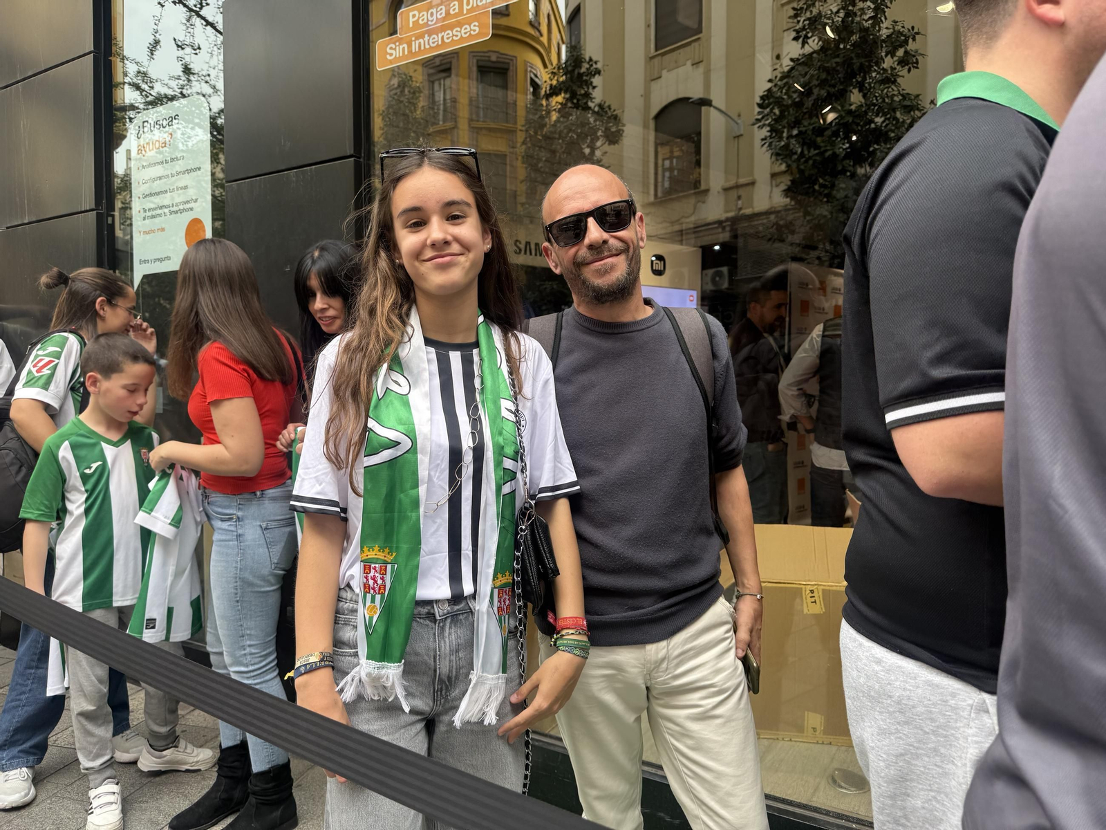 La afición del Córdoba CF enloquece con Álex Sala y Albarrán en el centro de la ciudad