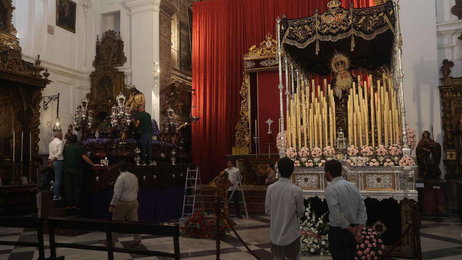 Los hermanos de la Cena dan los últimos retoques a los pasos.