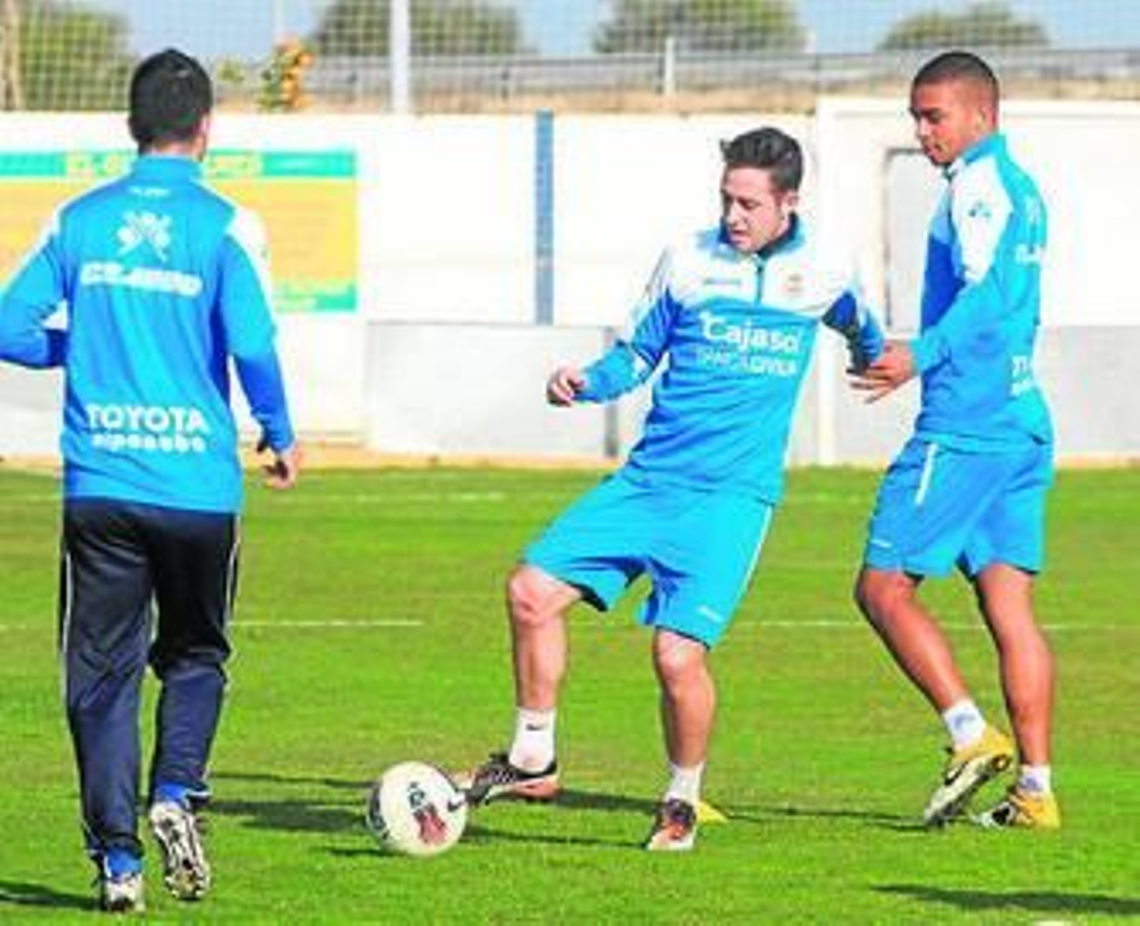 Kike Tortosa, con el balón, junto a Soares en un entrenamiento.