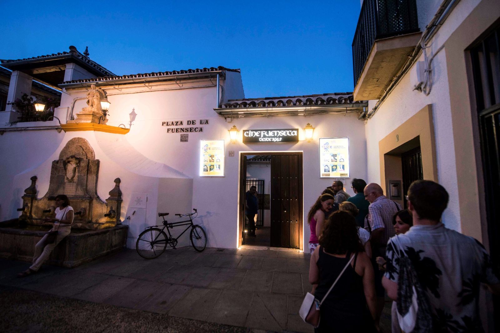 Cola para entrar en el cine de verano Fuenseca de Córdoba.