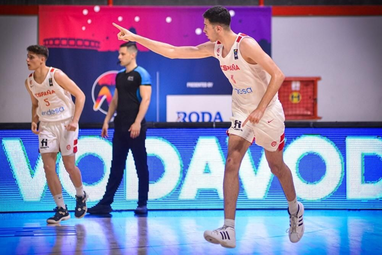 Folgueiras celebra un triple.