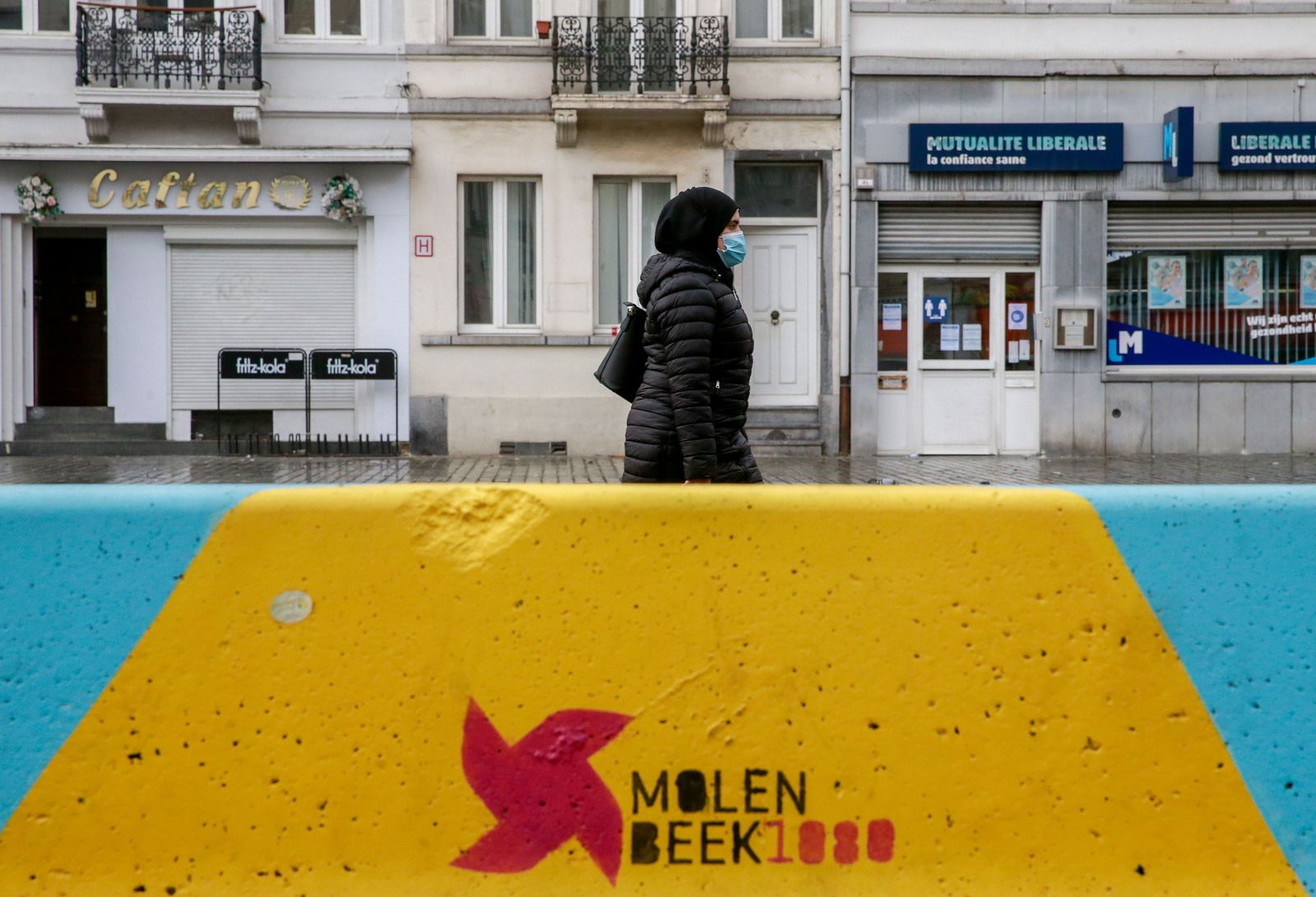 Una mujer pasea por el barrio de Molenbeek (Bruselas), donde se ocultó el único yihadista capturado.