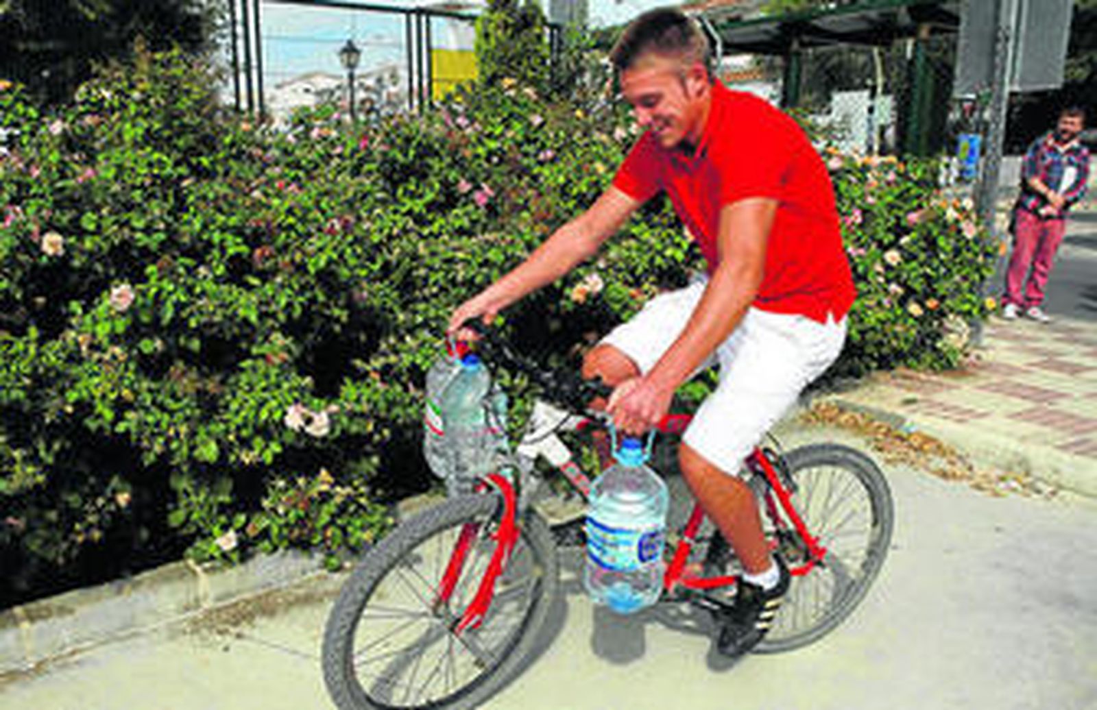 Con cortes de agua pese a la riada