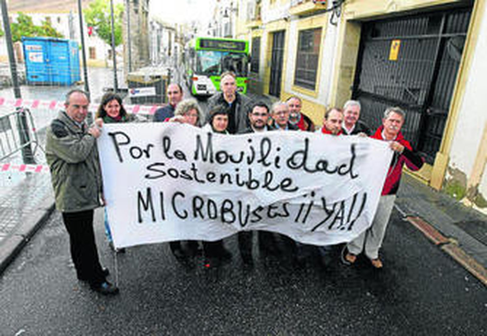 El colectivo congregado en la Plaza Juan Bernier antes de presentar el escrito en el Ayuntamiento.