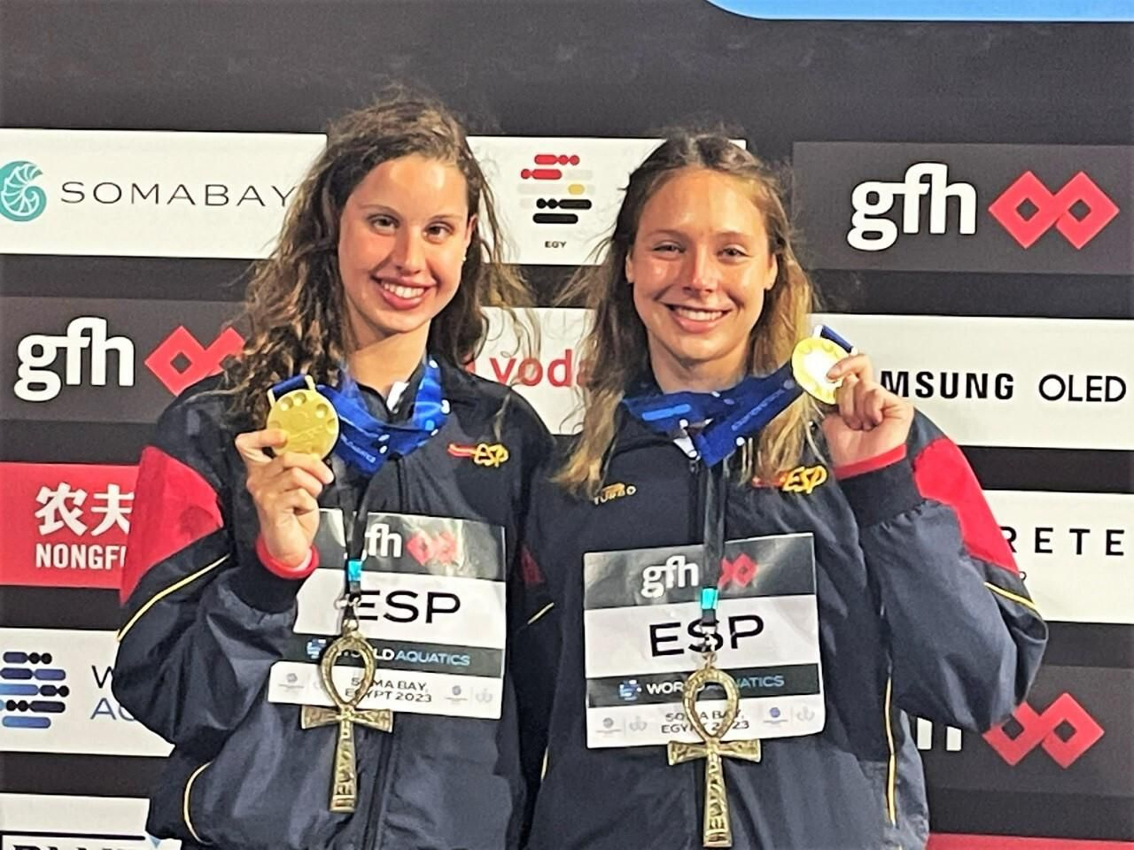 Iris Tió y Alisa Ozhogina posan con sus medallas de oro.