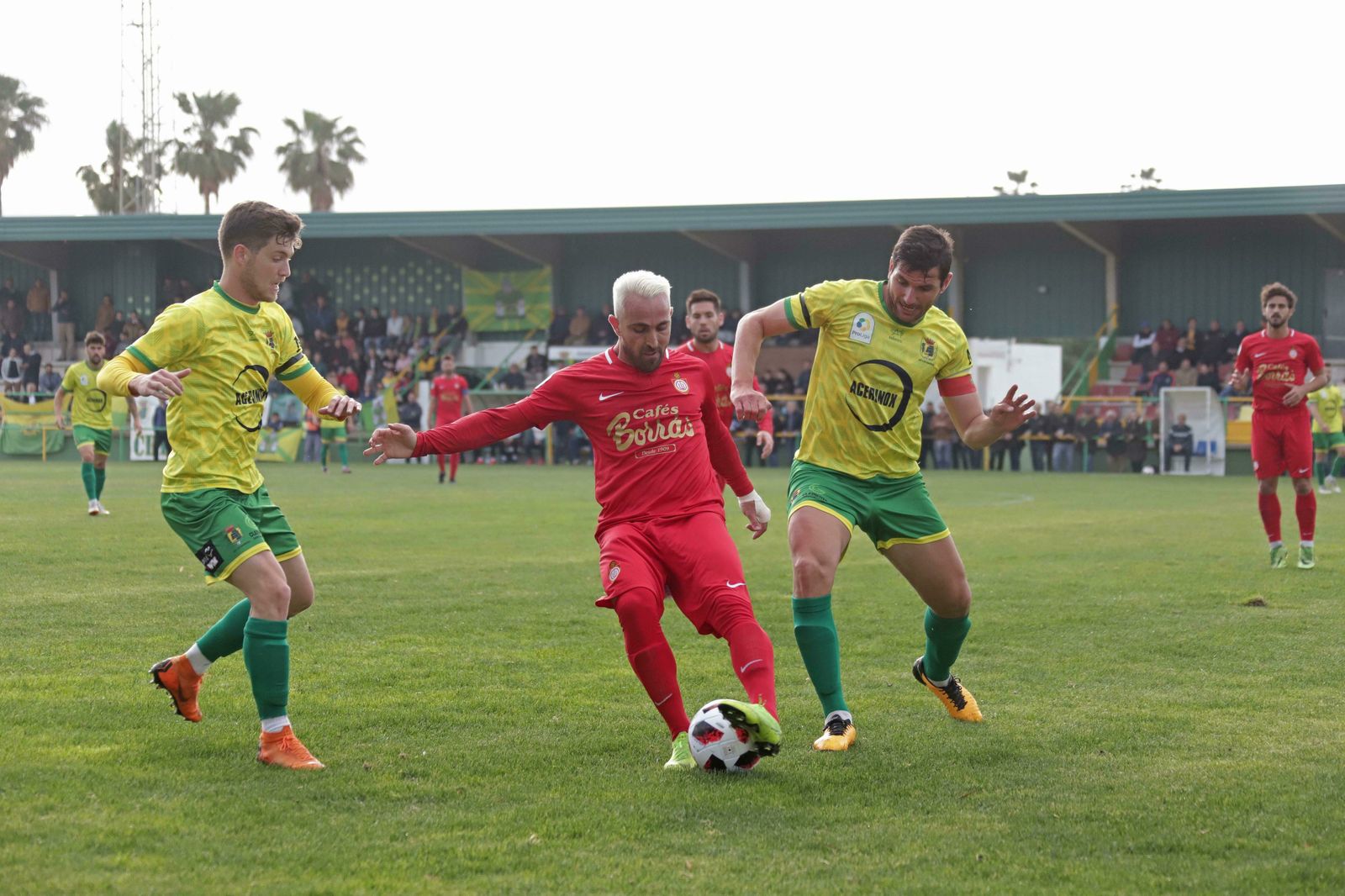 El utrerano Toni Sánchez es encimado por dos jugadores gualdiverdes.