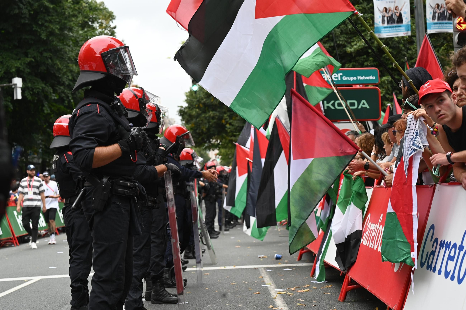 Las fotos de la Vuelta a España con el lío de la suspensión en Bilbao | Etapa 11