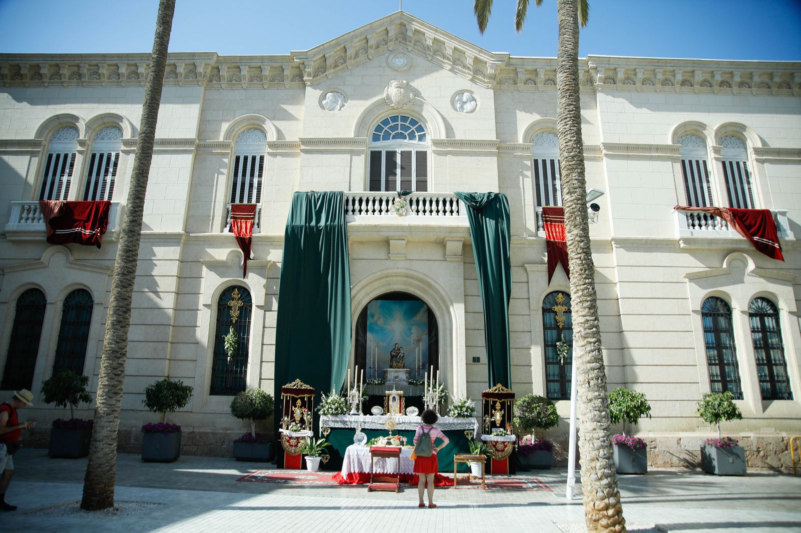 Imágenes de la procesión del Corpus Christi en Almería: así han sido la misa y la posterior marcha por la capital