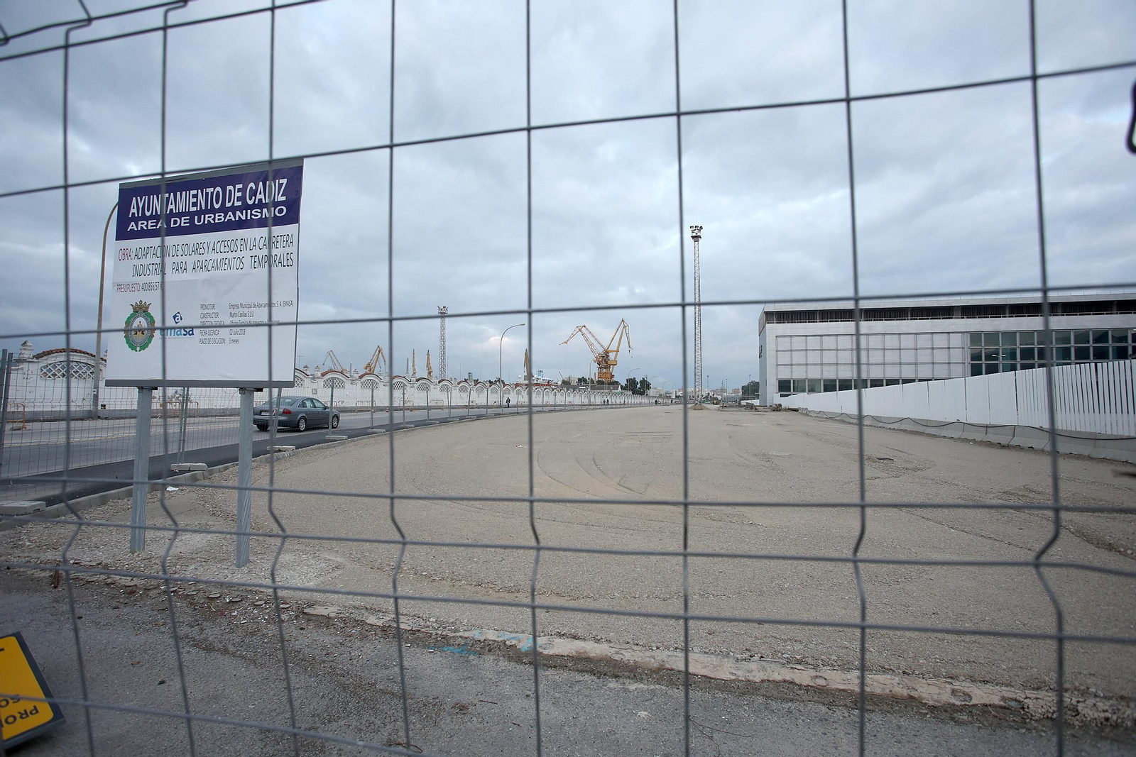 Una valla separa la zona de obras del futuro aparcamiento de Emasa en la avenida de Astilleros.