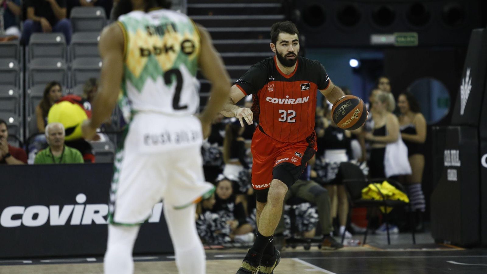 Luke Maye conduce la pelota.