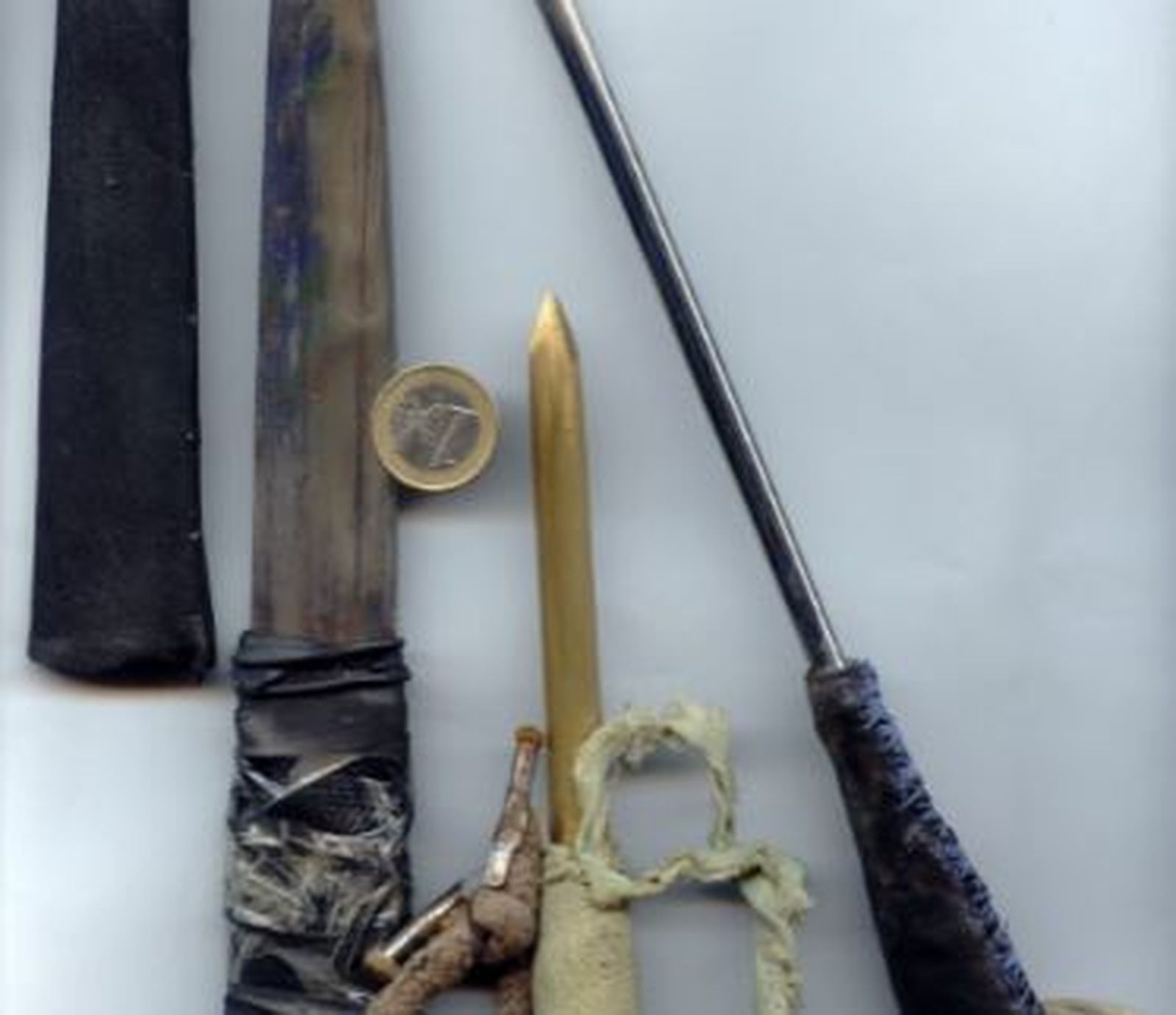 Las armas blancas requisadas en la pelea.