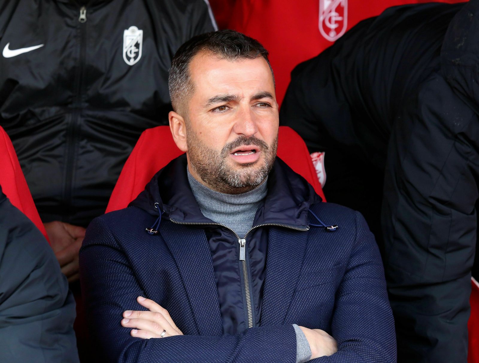 Diego Martínez sentado en el banquillo