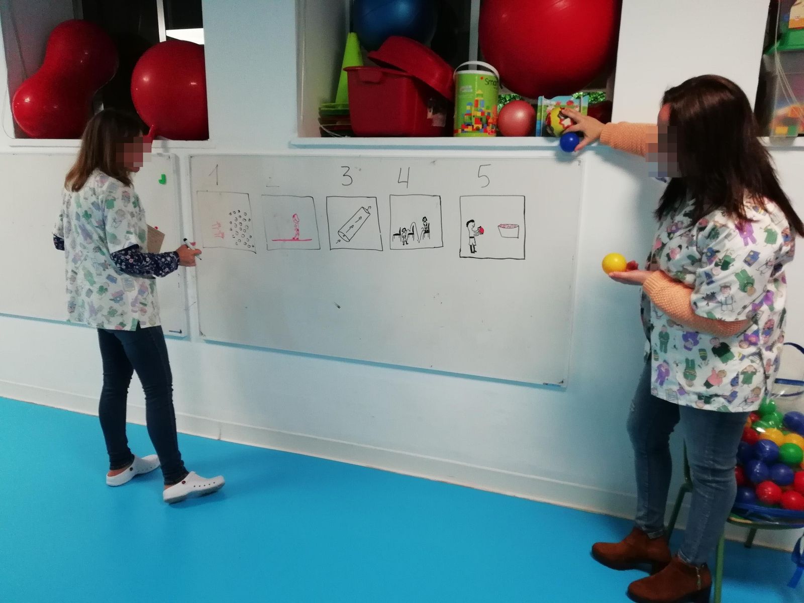 Profesionales de un área de Salud Mental Infantil preparan material para trabajar con los niños.