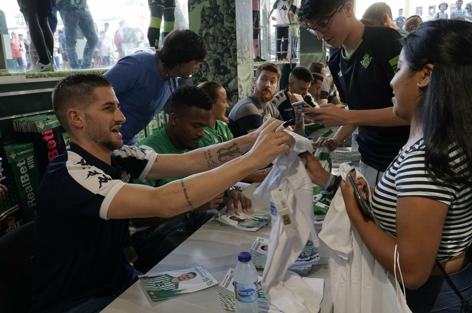 Firma de autógrafos de los jugadores del Betis