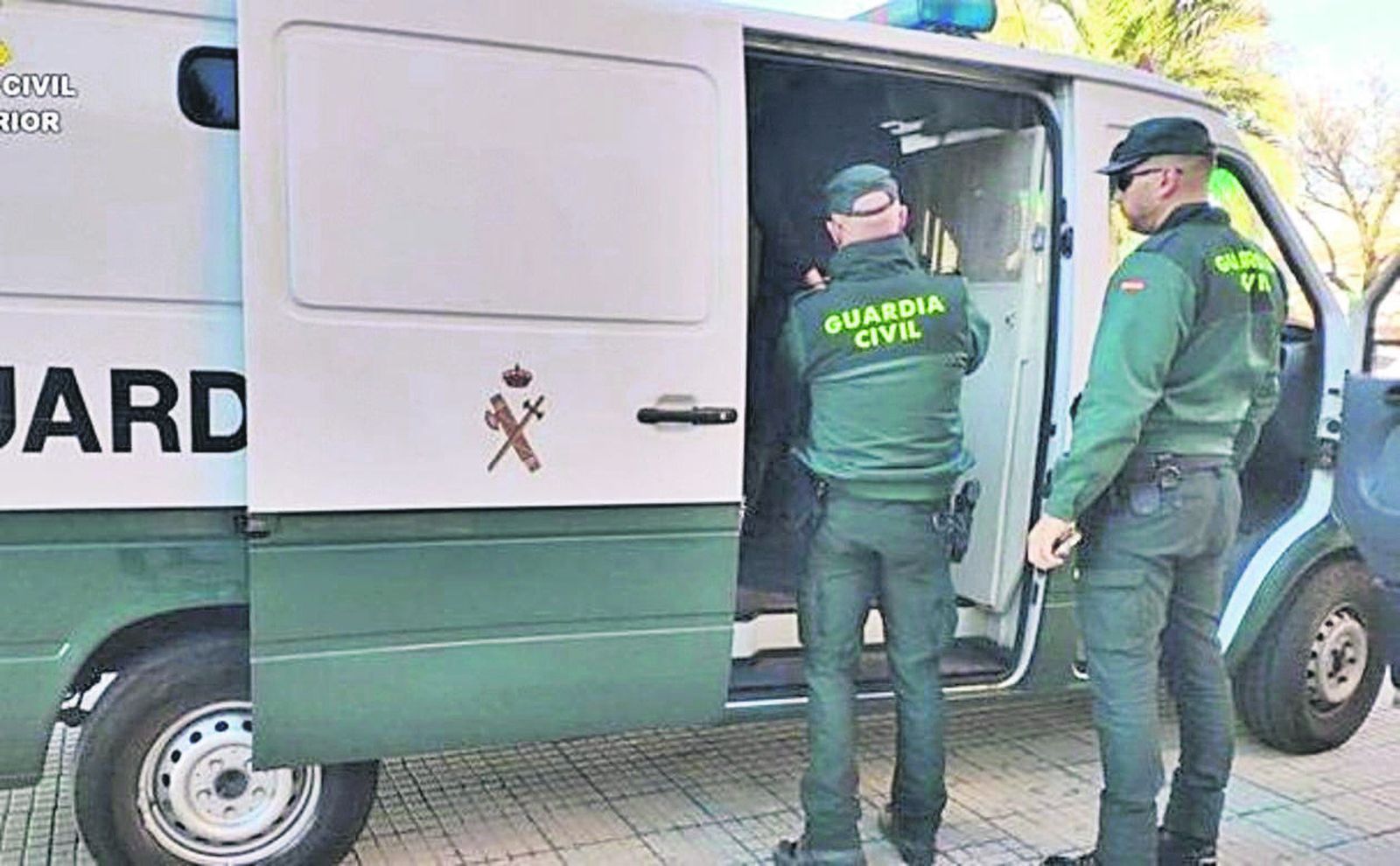 Guardias civiles junto a  un furgón.