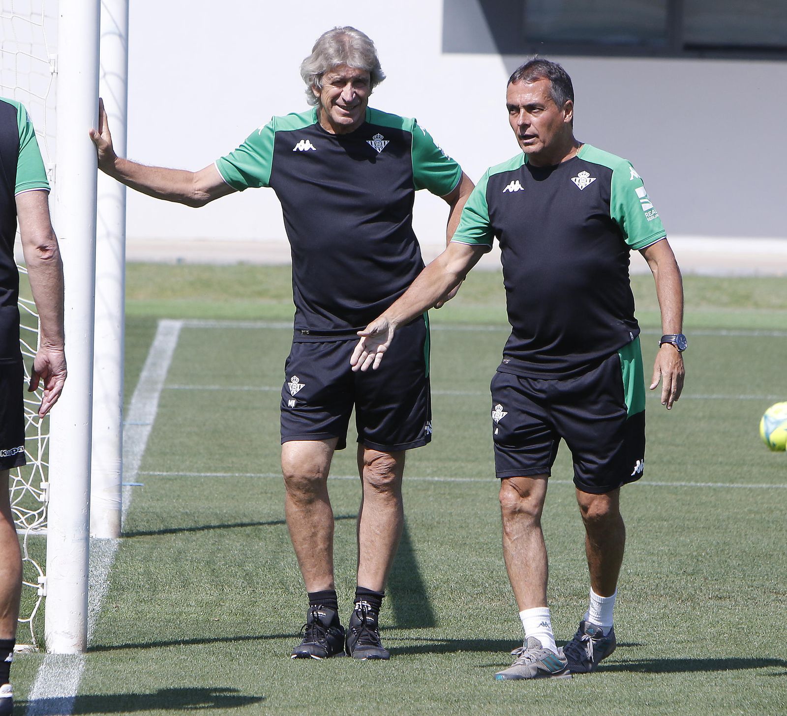 Alexis dialoga con Manuel Pellegrini durante unentrenamiento en la ciudad deportiva.