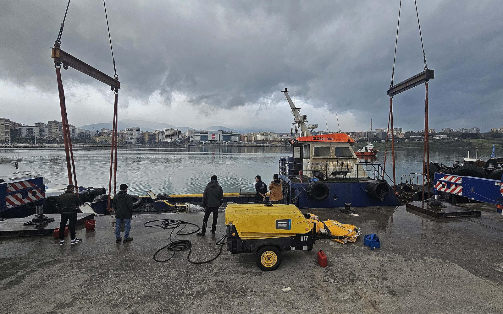 Fotos del reflote del Global One en el puerto de Algeciras