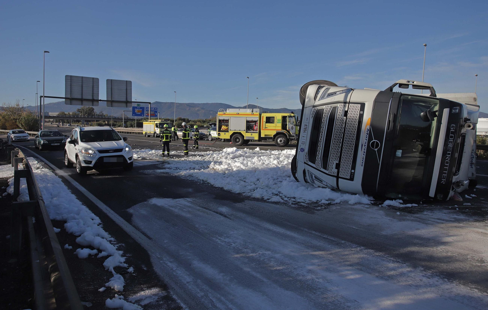 Fotos del camión volcado en la A7 en Los Barrios