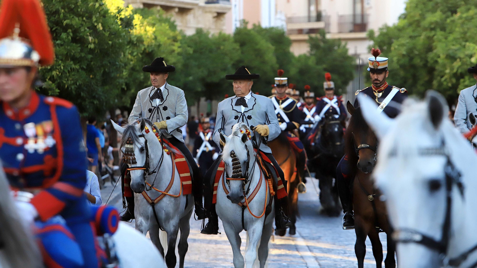 Desfile del Escuadrón de Caballería de la Guardia Real por las calles de Jerez
