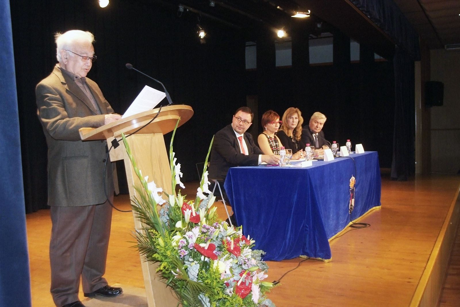 Ponencia inaugural de José Luis Martínez Rodríguez, junto a la mesa con las autoridades.