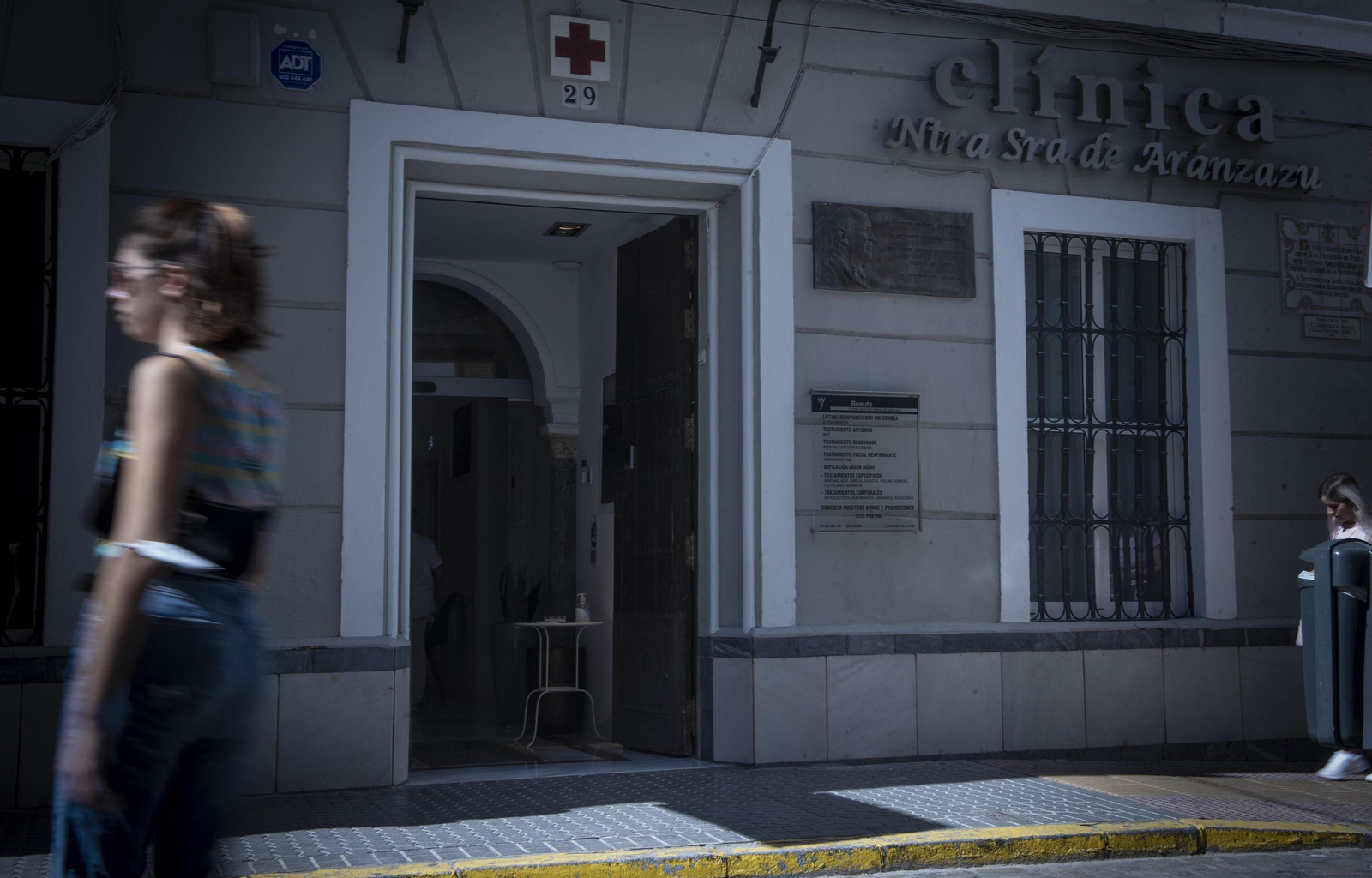 Una mujer pasa a la altura de la Clínica Nuestra Señora de Aranzazu, en el número 29 de la calle Jesús del Gran Poder.
