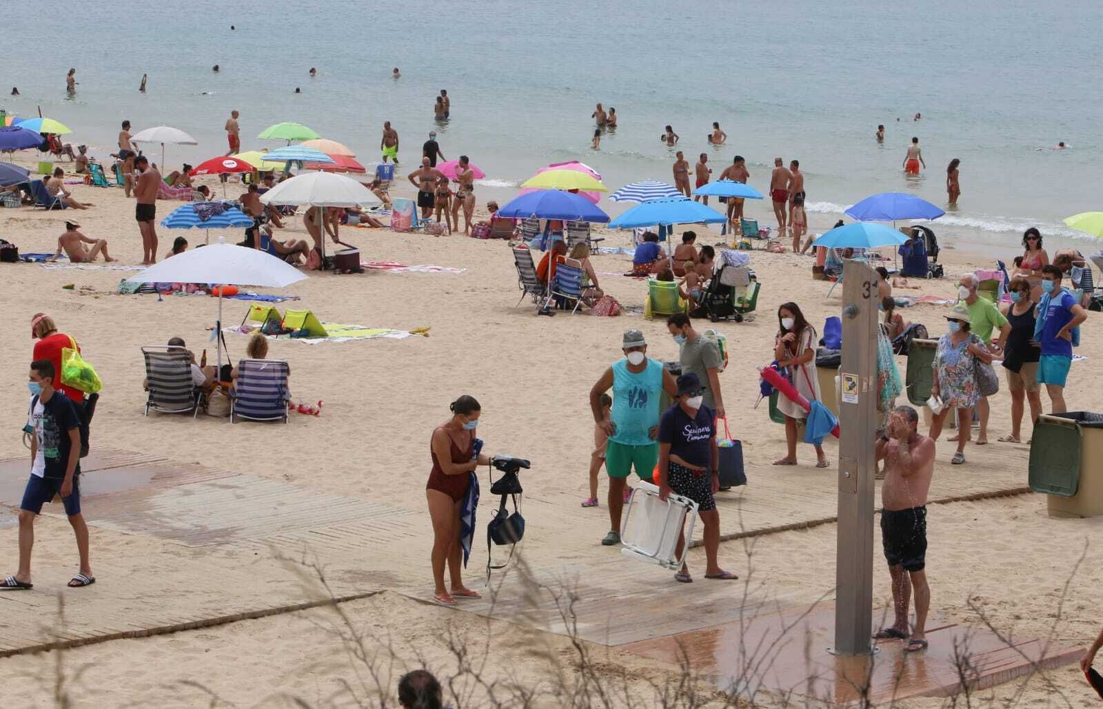 Bañistas en la playa de La Barrosa el pasado  verano.