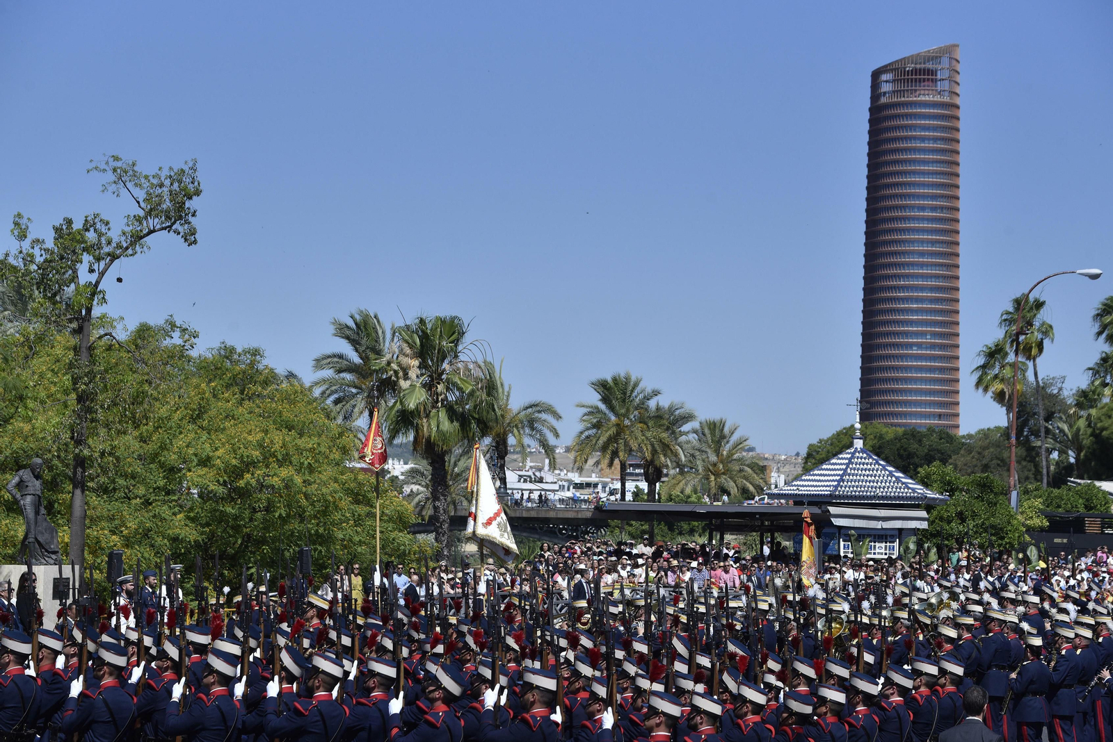 Las imágenes del desfile del Día de las Fuerzas Armadas en Sevilla