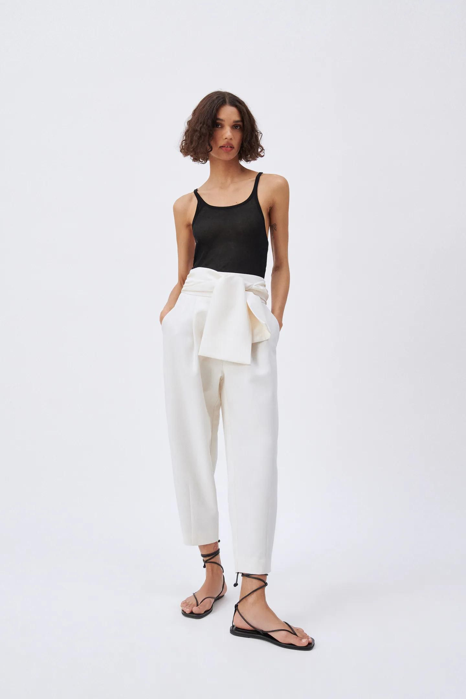 Pantalones blancos de Zara.
