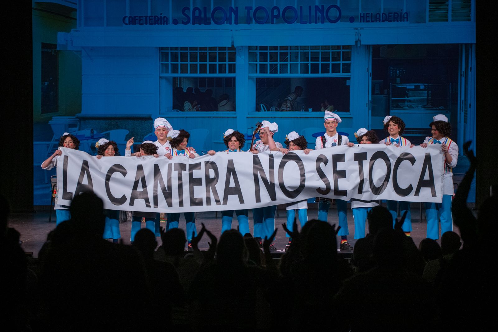 Chirigota 'La familia topolino' con el cartel de "La cantera no se toca".