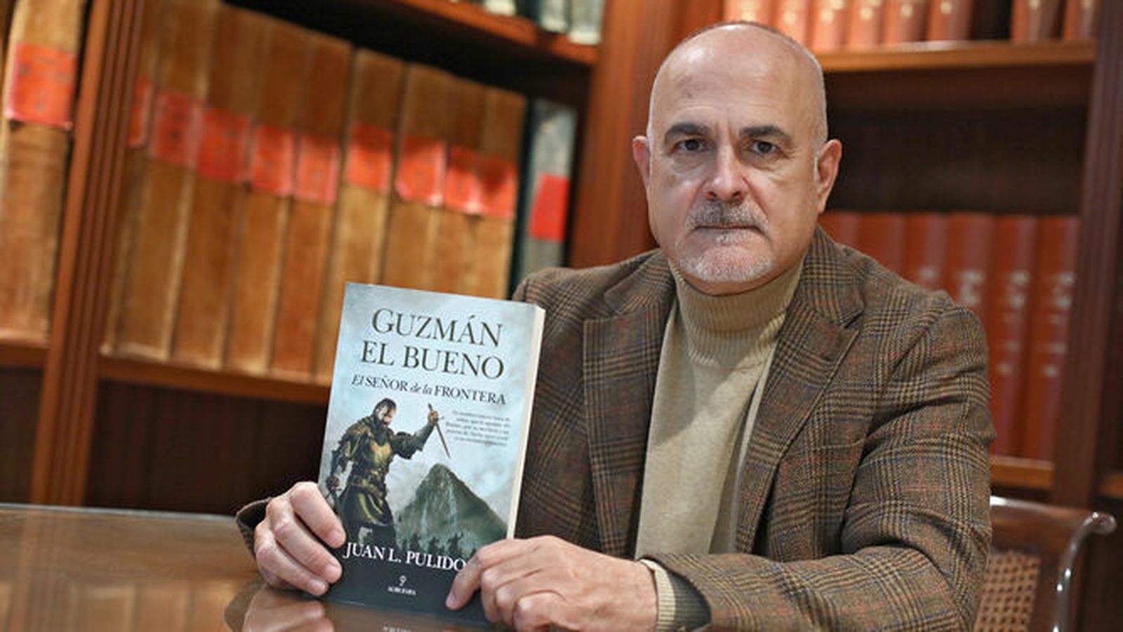 Juan Pulido Begines, con una de sus novelas.